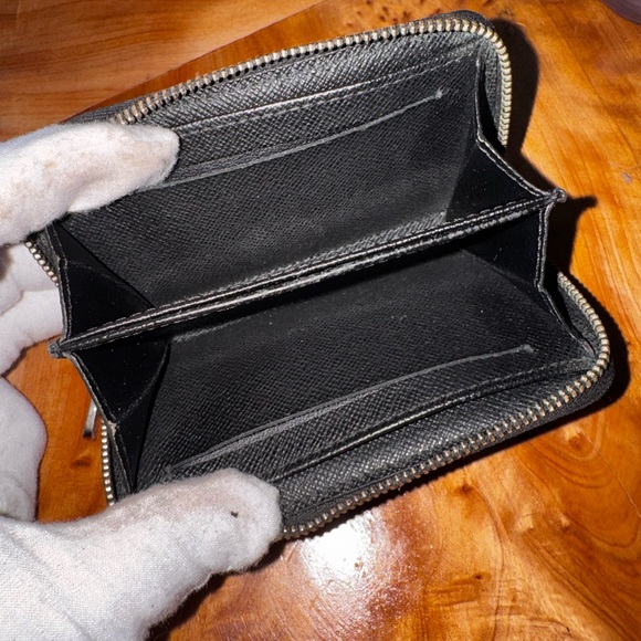 Louis Vuitton
2013 Damier Graphite Pattern Zippy Compact Wallet - Picture 8 of 14